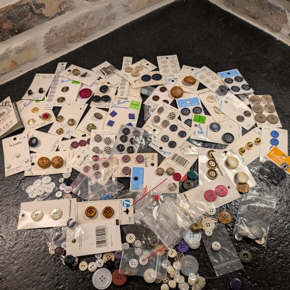 Lot of buttons NOS Cardboard Buttons Vintage and Modern Stock - Picture 2 of 8